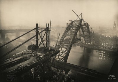 Vista del progreso con el Puente Tyne, mostrando las dos mitades acercándose, 2 de febrero de 1928 de Unbekannt Unbekannt